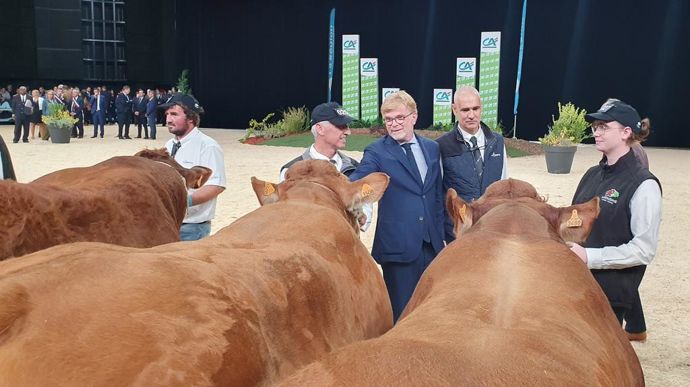A l'occasion de sa visite du Sommet de l'élevage 2023 à Cournon, au premier jour du salon mardi 3 octobre, Marc Fesneau est attendu par les éleveurs sur l'enjeu d'enrayer la décapitalisation du cheptel bovin et sur la reconnaissance du modèle d'élevage français.