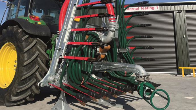 Une pompe haute pression, un enrouleur et des tuyaux sont nécessaires pour compléter l’ensemble.