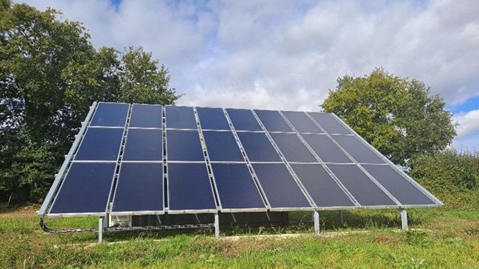 58 m2 de panneaux solaires permettent de couvrir 50% des besoins en eau chaude sanitaire dans cet atelier de veaux de boucherie de 500 places.