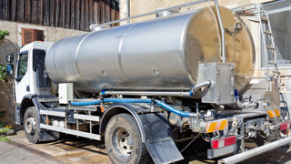 Les restrictions de circulation et l'état des route ont fortement perturbé la collecte du lait dans certaines zones, notamment du Finistère. Les restrictions de circulation et l'état des route ont fortement perturbé la collecte du lait dans certaines zones, notamment du Finistère.