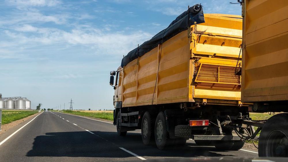 Camion de grains arrivant au silo