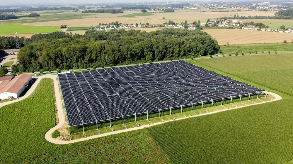 Panneaux photovoltaïques sur une parcelle agricole cultivée