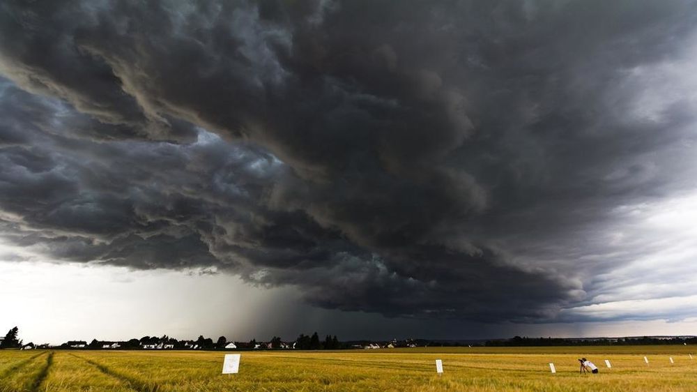 Climat orageux au-dessus d'un champ.