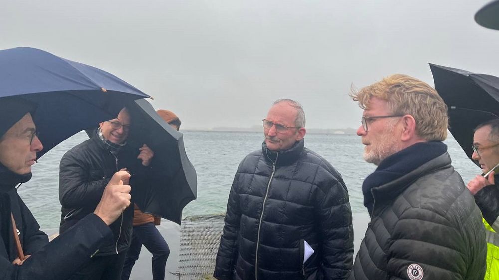 Le ministre de l'agriculture a visité, sous une pluie battante, des réserves d'eau en Vendée.