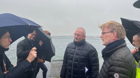 Le ministre de l'agriculture a visité, sous une pluie battante, des réserves d'eau en Vendée. Le ministre de l'agriculture a visité, sous une pluie battante, des réserves d'eau en Vendée.