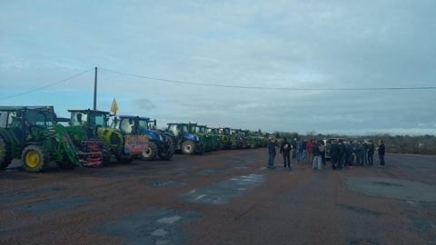Convoi de tracteurs en route vers Poitiers ce 14 février à l'appel de la Confédération paysanne.
