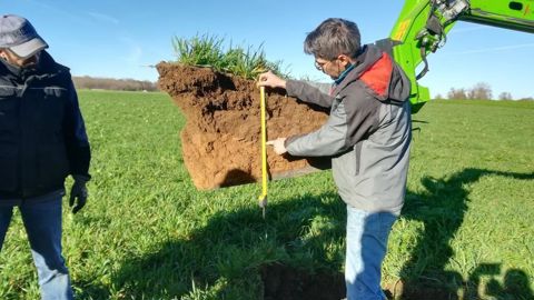Vincent Tomis, chef de projet chez Agro-Transfert et ici devant un mini-profil 3D : « Faire passer les engins les plus lourds toujours sur les mêmes lignes pendant les chantiers de récolte est une idée pleine de bon sens et assez facile à mettre en œuvre. C’est un gros levier. » Vincent Tomis, chef de projet chez Agro-Transfert et ici devant un mini-profil 3D : « Faire passer les engins les plus lourds toujours sur les mêmes lignes pendant les chantiers de récolte est une idée pleine de bon sens et assez facile à mettre en œuvre. C’est un gros levier. »