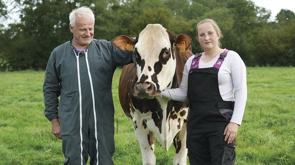 François et Lucie Foucault en compagnie de leur vache normande Oreillette.