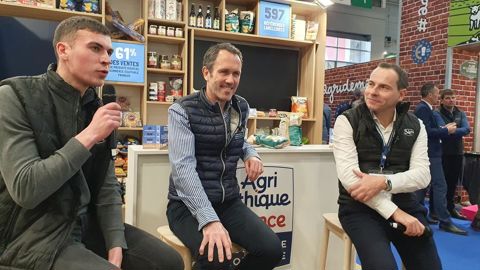 Eleveur et producteur de pommes de terre près de Pontivy, Alexandre témoigne au salon de l'agriculture, aux côtés de Ludovic Brindejonc, directeur du label Agri-Ethique, et de Laurent Cavard, patron d'Altho, PME qui commercialise les chips Brets. Eleveur et producteur de pommes de terre près de Pontivy, Alexandre témoigne au salon de l'agriculture, aux côtés de Ludovic Brindejonc, directeur du label Agri-Ethique, et de Laurent Cavard, patron d'Altho, PME qui commercialise les chips Brets.