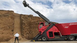Le système de coupe laisse une surface parfaitement verticale sur l’ensilage. Le système de coupe laisse une surface parfaitement verticale sur l’ensilage.