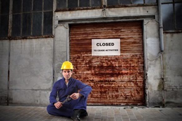 Ouvrier devant son usine fermée