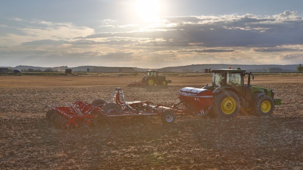 Des trémies arrière et frontale pour la fertilisation au déchaumage