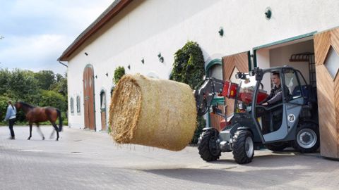 Un télescopique de poche T4108 et un valet de ferme électrique, l'eHoftrac ! Un télescopique de poche T4108 et un valet de ferme électrique, l'eHoftrac !