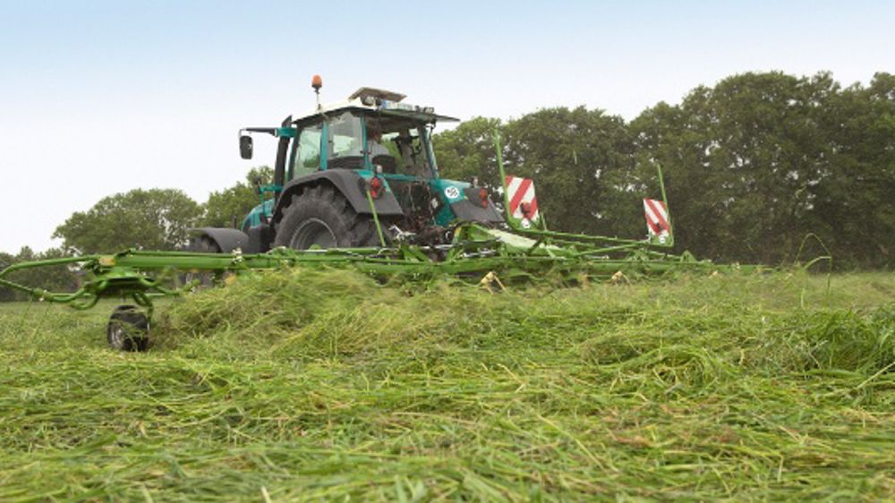 Une faneuse portée à 10 rotors pour 10,95 m de largeur de travail