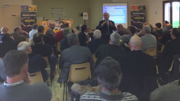 Lucien Bourgeois, économiste, devant les céréaliers de l'opg réunis en petit comité.