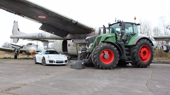 Fendt 828 Vario et Porsche 911 GT3 sur les pistes de l'aérodrome de Brienne le Château