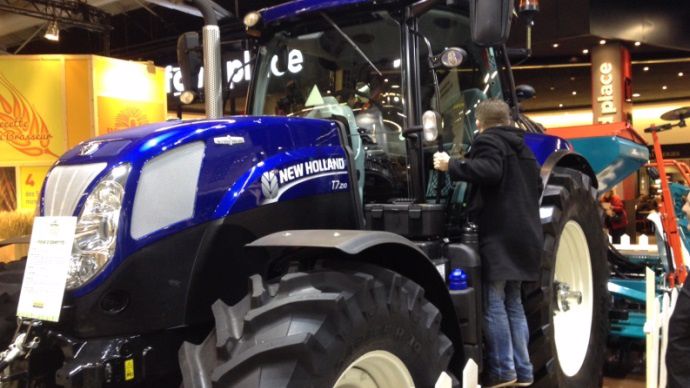 New Holland est aussi représenté avec ce T7 édition bleu nuit.