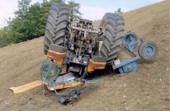 tracteur Renault retourné