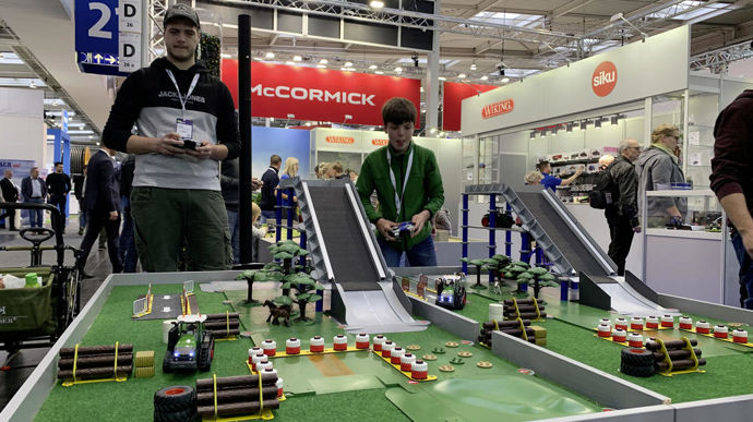Sur ce stand, on peut faire joujou.