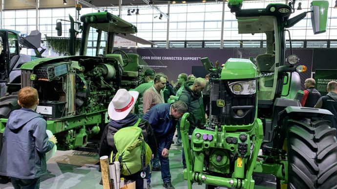 Un John Deere découpé en deux, idéal pour voir tous les éléments à l'intérieur