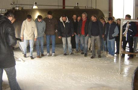 Grève du lait, vidage d'un tank à lait. Photo parue sur Web-agri en novembre 2008 dans le cadre de la grève du lait menée par une partie des livreurs à la laiterie Danone de Villecomtal sur Arros (Gers)
