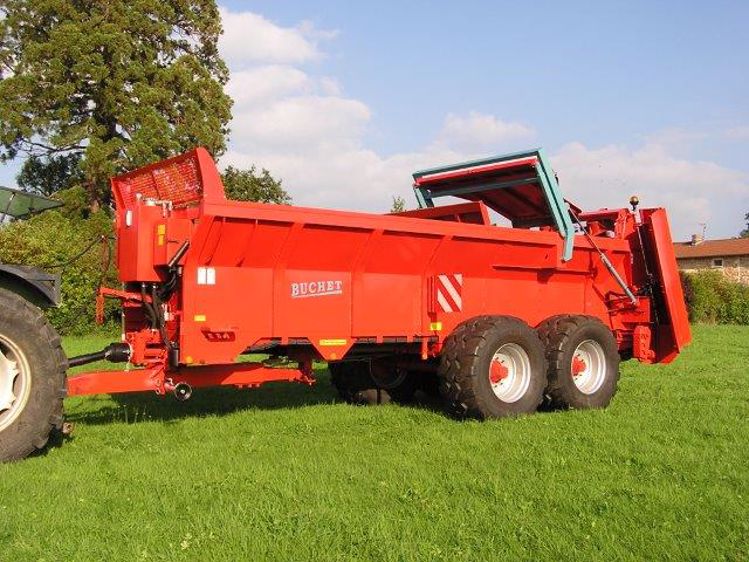 Un épandeur à deux essieux releveurs et quatre brevets