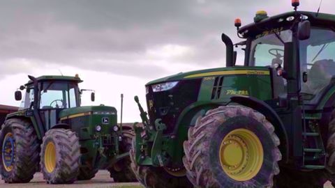 Le John Deere 7250R face au 4955 Le John Deere 7250R face au 4955