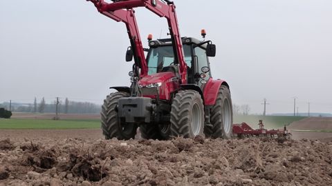 Vidéo : les trois cylindres du tracteur MF 5610 à l'essai Vidéo : les trois cylindres du tracteur MF 5610 à l'essai
