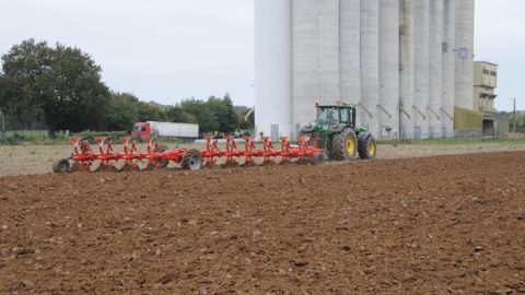Kuhn présente sa charrue semi-portée pour la forte puissance Kuhn présente sa charrue semi-portée pour la forte puissance