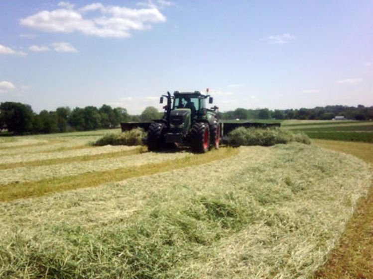 L'andaineur Oxbo ratisse sur plus de 12 m L'andaineur Oxbo ratisse sur plus de 12 m