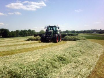 L'andaineur Oxbo ratisse sur plus de 12 m L'andaineur Oxbo ratisse sur plus de 12 m
