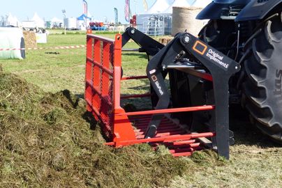Une fourche à éjection pour les tas d'ensilage Une fourche à éjection pour les tas d'ensilage
