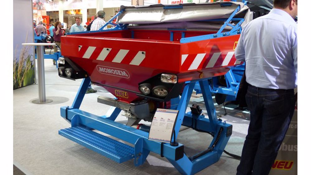 Une trémie frontale animée électriquement chez Monosem