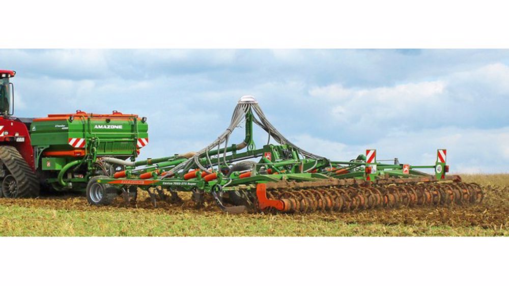 La trémie Xtender d'Amazone ravitaille les outils arrière La trémie Xtender d'Amazone ravitaille les outils arrière