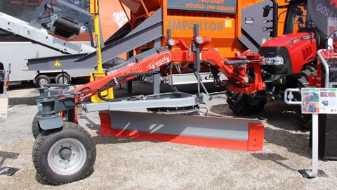 Une lame niveleuse pour tracteur agricole Une lame niveleuse pour tracteur agricole