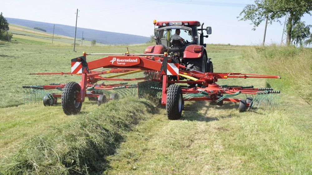 Un andaineur double rotor Kverneland compact sur la route Un andaineur double rotor Kverneland compact sur la route