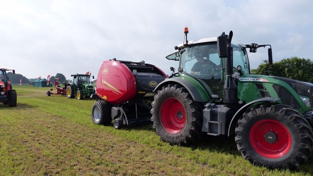 Les presses Vicon zigzaguent sur l'andain