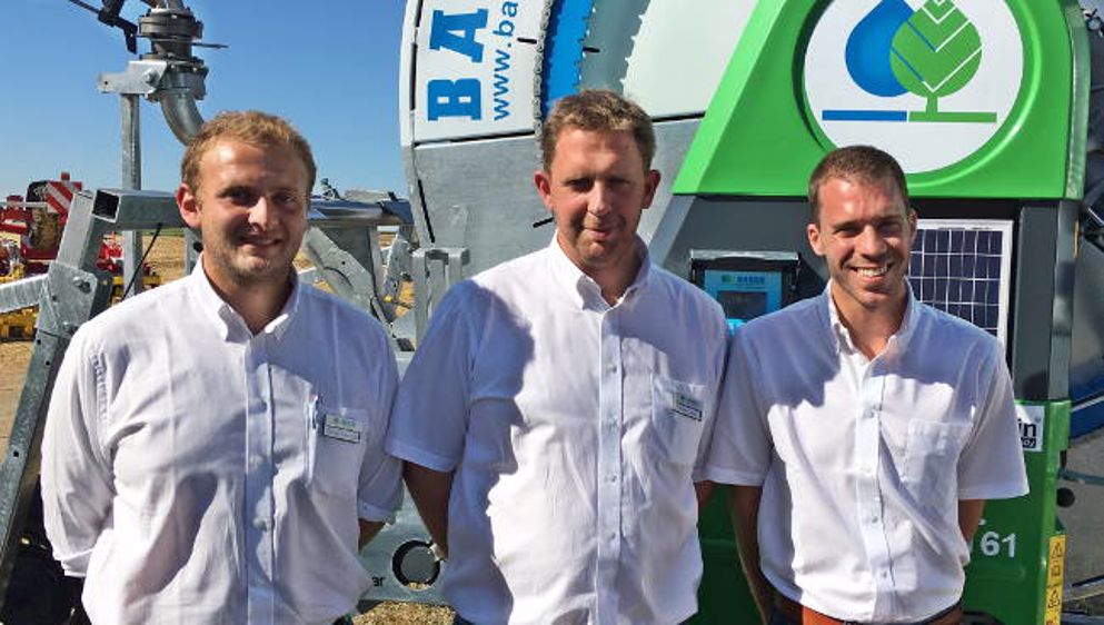 Bauer installe trois vendeurs