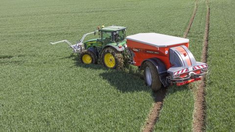 L'épandeur d'engrais Kuhn Axent 100.1 embarque plus de 10 t L'épandeur d'engrais Kuhn Axent 100.1 embarque plus de 10 t