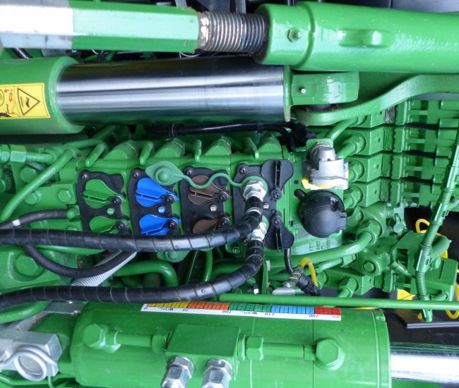 John Deere monte, à l'arrière, jusqu'à six distributeurs hydrauliques dotés de leviers de décompression.