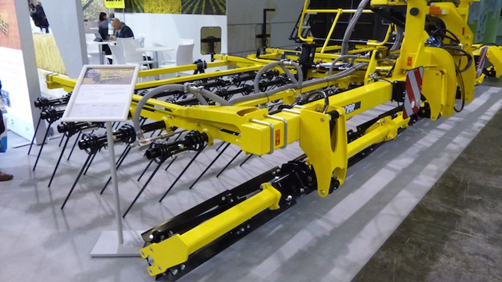 La herse étrille Bednar Striegel Pro en châssis porté La herse étrille Bednar Striegel Pro en châssis porté