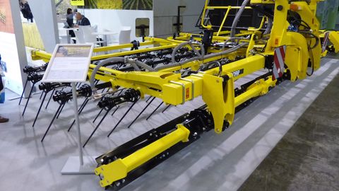 La herse étrille Bednar Striegel Pro en châssis porté La herse étrille Bednar Striegel Pro en châssis porté