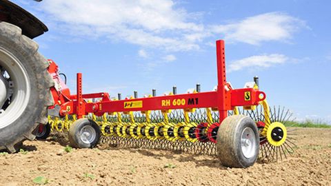 Une herse étrille rotative chez APV Une herse étrille rotative chez APV
