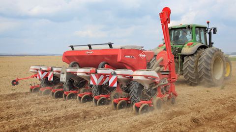 Kuhn Maxima 3 TRR : un semoir semi-porté à huit rangs Kuhn Maxima 3 TRR : un semoir semi-porté à huit rangs
