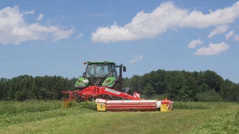 Pöttinger : l'herbe sitôt fauchée, sitôt andainée Pöttinger : l'herbe sitôt fauchée, sitôt andainée