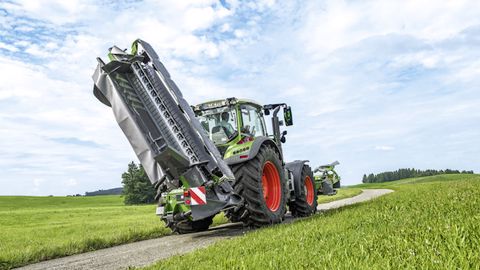 La faucheuse Fendt Slicer se replie en diagonale
