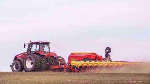 Un semoir Väderstad Tempo L de 18 rangs Un semoir Väderstad Tempo L de 18 rangs