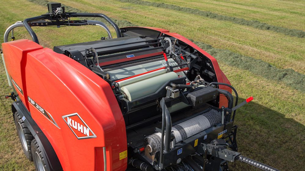 La presse-enrubanneuse Kuhn FBP 3135 lie les balles avec du film La presse-enrubanneuse Kuhn FBP 3135 lie les balles avec du film