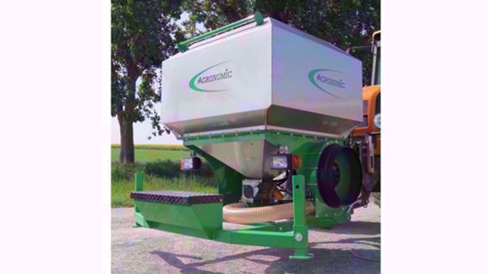 Une trémie frontale en inox chez Agronomic Une trémie frontale en inox chez Agronomic