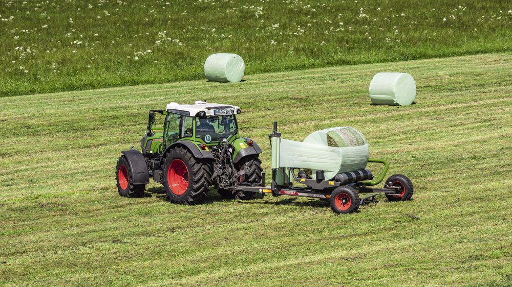 Deux enrubanneuses traînées aux couleurs Fendt Deux enrubanneuses traînées aux couleurs Fendt